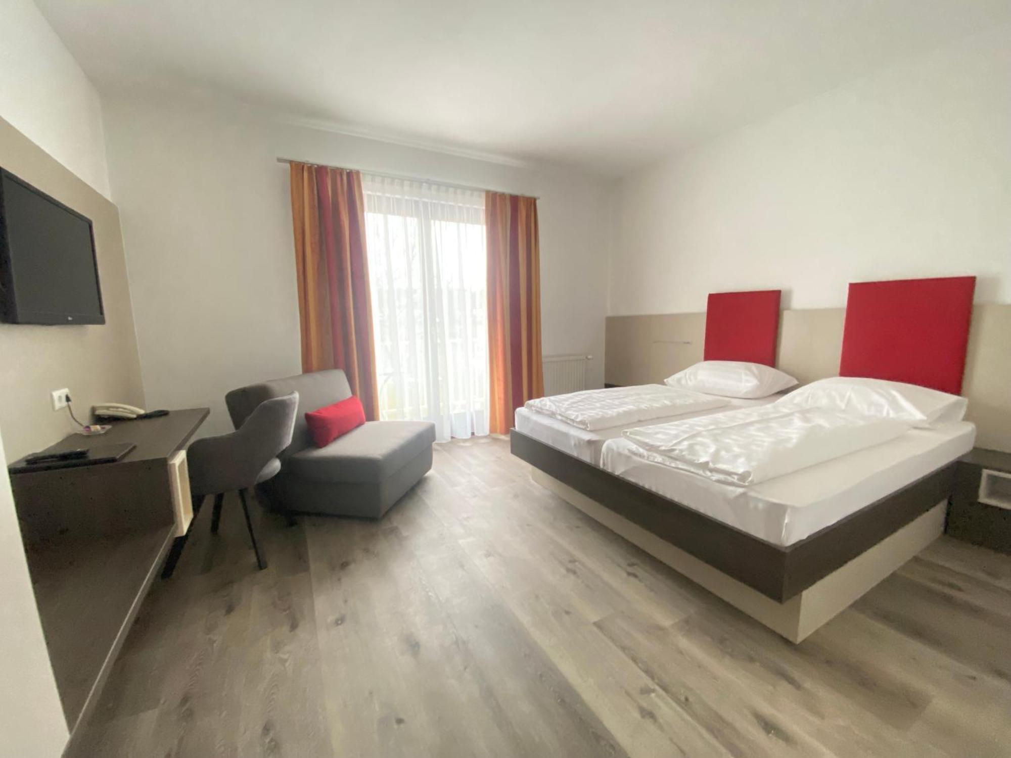 Simon - Hotel & Cafe Tarcsafürdő Kültér fotó