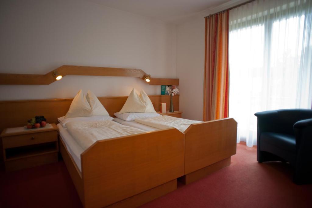 Simon - Hotel & Cafe Tarcsafürdő Szoba fotó