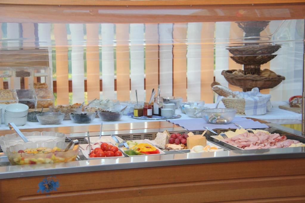Simon - Hotel & Cafe Tarcsafürdő Kültér fotó